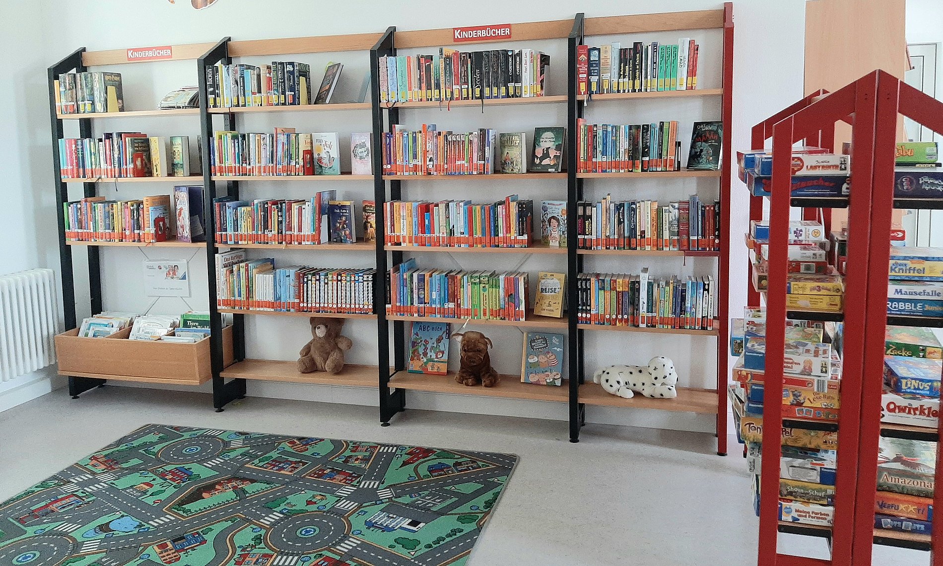 Kinderbücher und das Spieleregal
