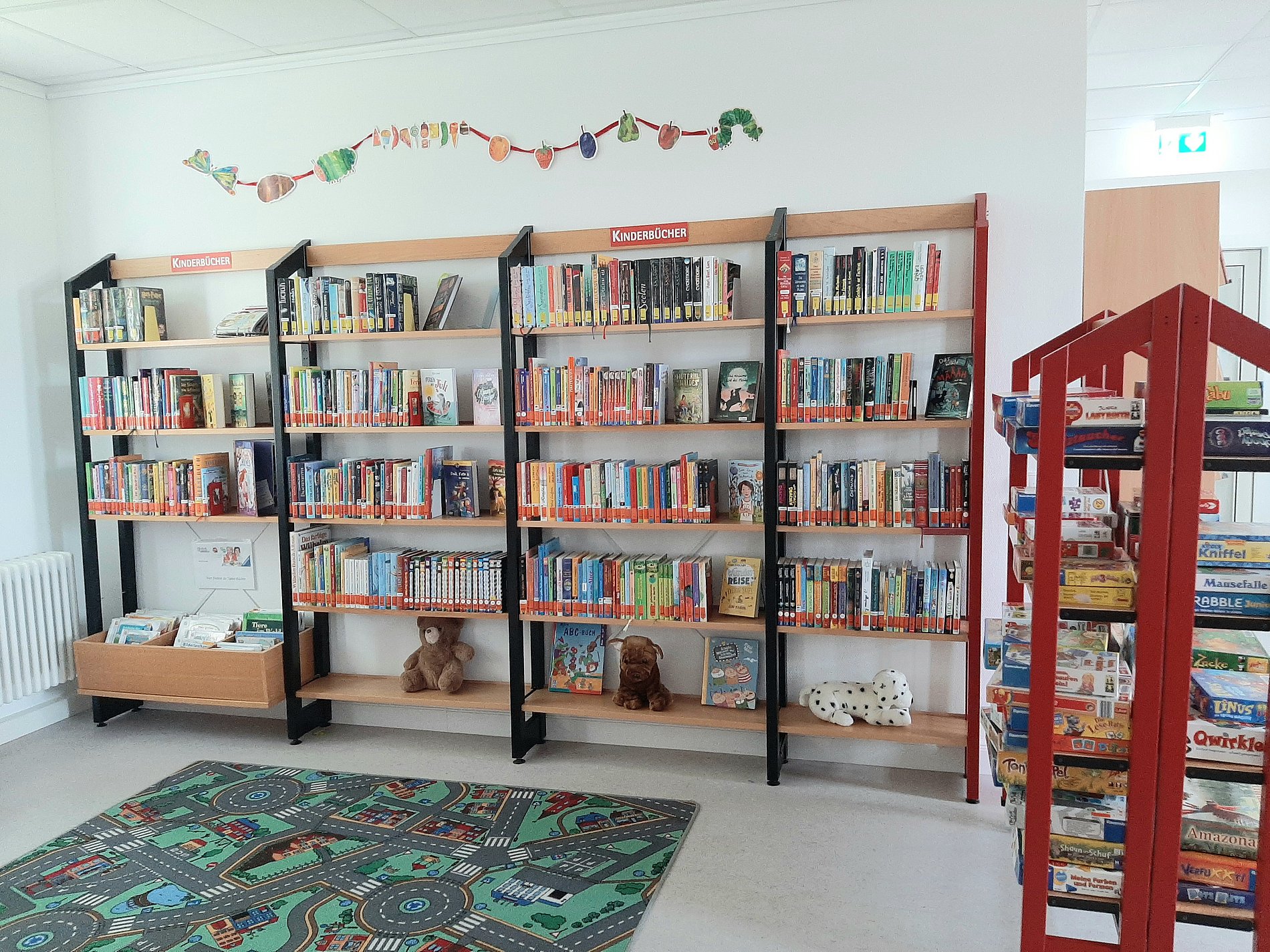 Kinderbücher und das Spieleregal