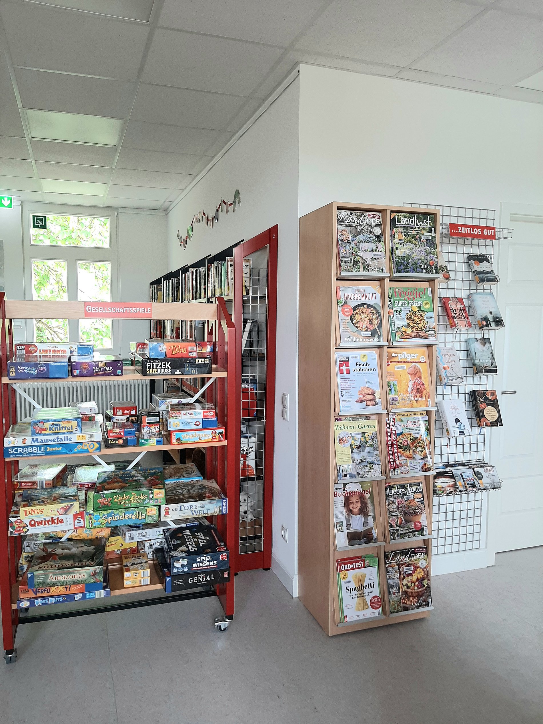 Spiele, Zeitschriftenschrank und Leseempfehlungen