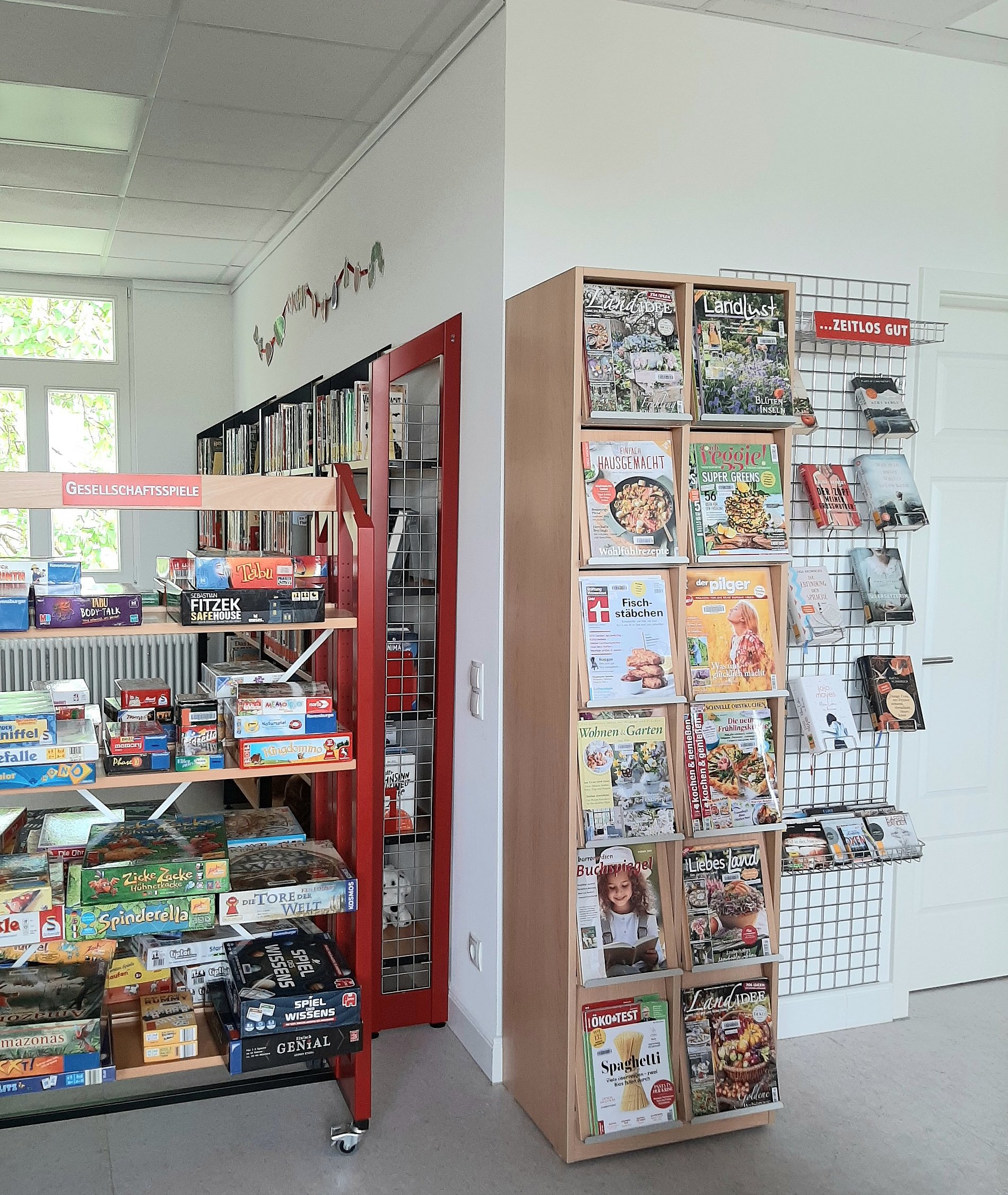 Spiele, Zeitschriftenschrank und Leseempfehlungen