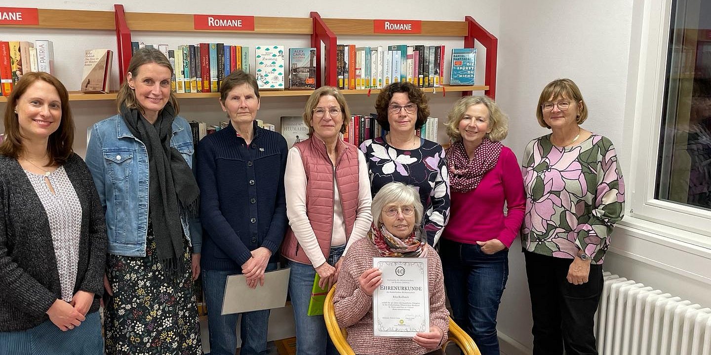 Das Büchereiteam im März 2024 Auf dem Foto von links nach rechts: Tanja Eigenbrodt, Tanja Gierden, Britta Ried, Hildegard Krämer, Gabi Schermuly, Marion Zey-Werner, Christine Breuer, sitzend Rita Roßbach. Es fehlt Sylvia Wiche.